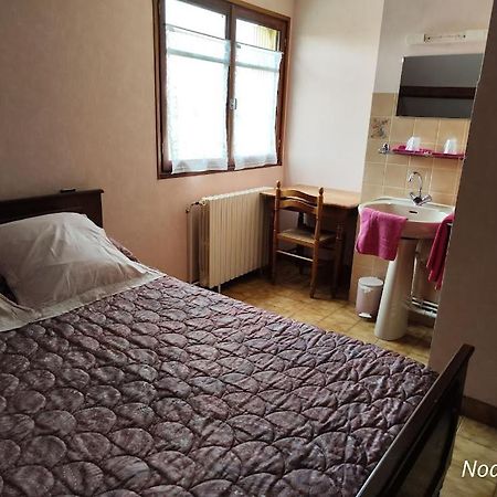 Bed and Breakfast A L'Etape De La Ferme Noailles  Экстерьер фото