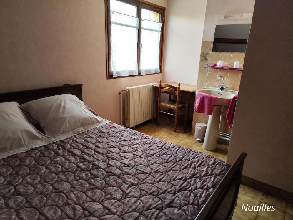 Bed and Breakfast A L'Etape De La Ferme Noailles  Экстерьер фото